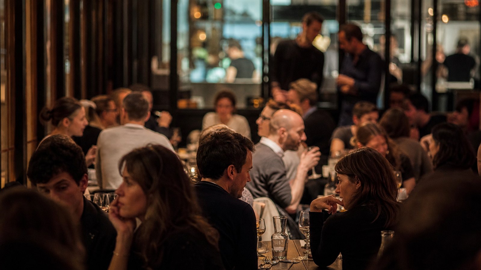 Salle de restaurant animée pendant un service sans réservation