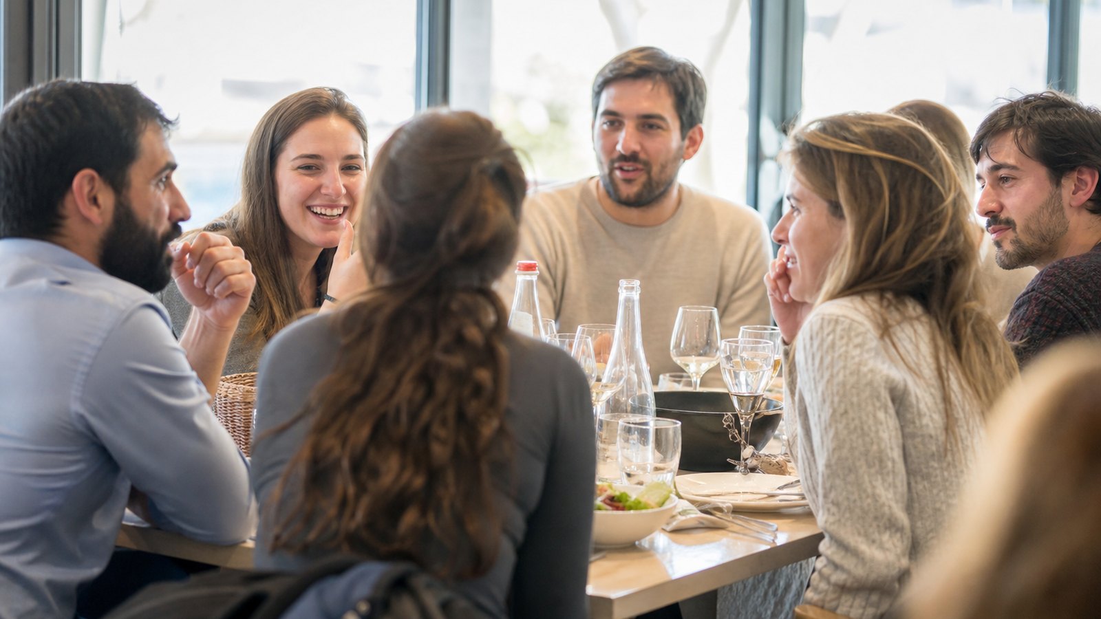 Grande tablée et clients seuls dans une salle de restaurant