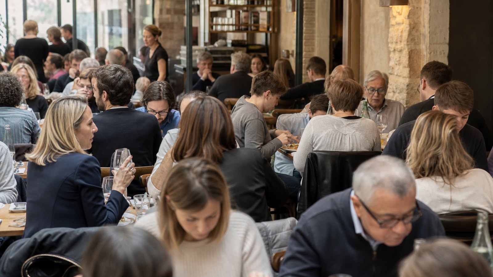 Salle de restaurant complète pendant le service du midi
