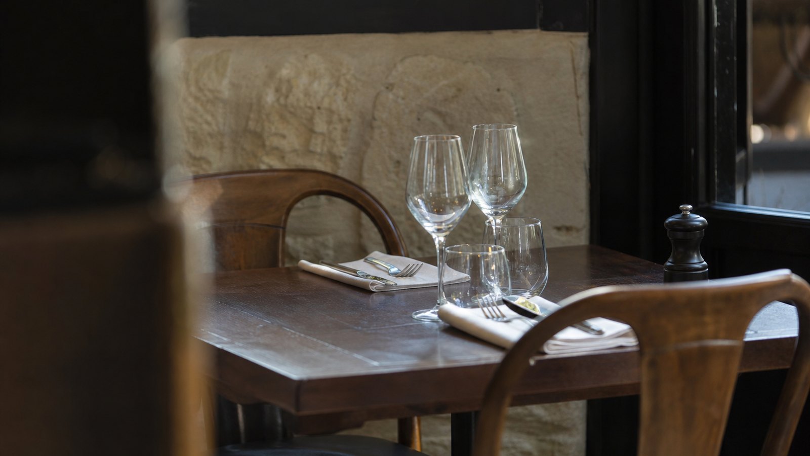 Table de restaurant dressée et inoccupée pendant un service